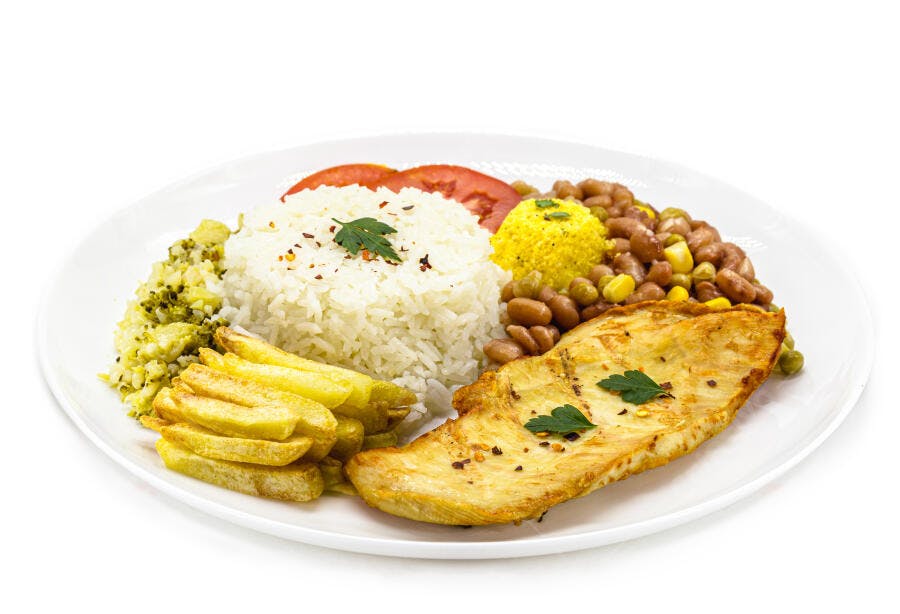 Prato de comida brasileira com frango grelhado arroz feijão e batatas fritas