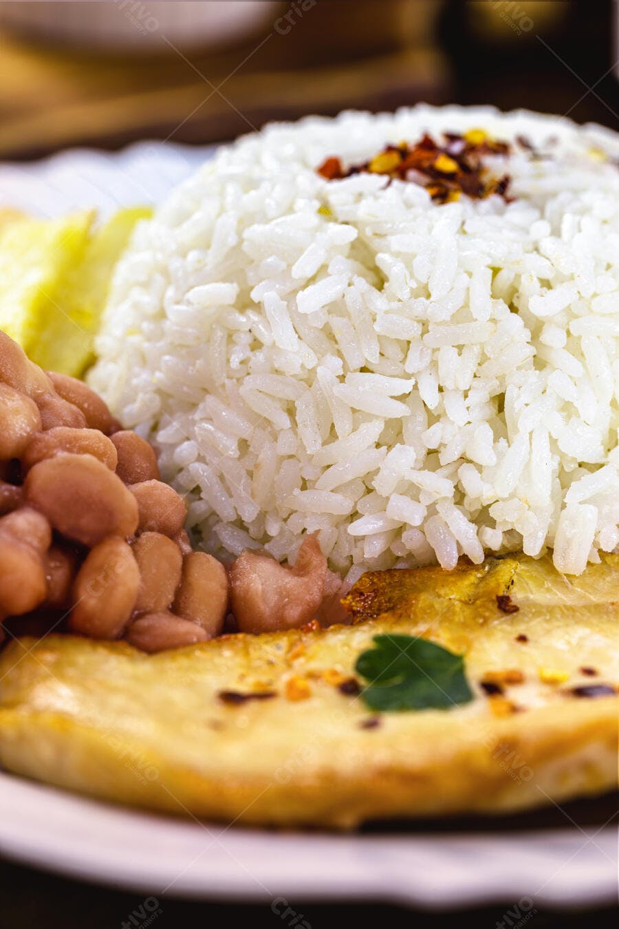 Prato de arroz branco feijão e banana frita refeição brasileira