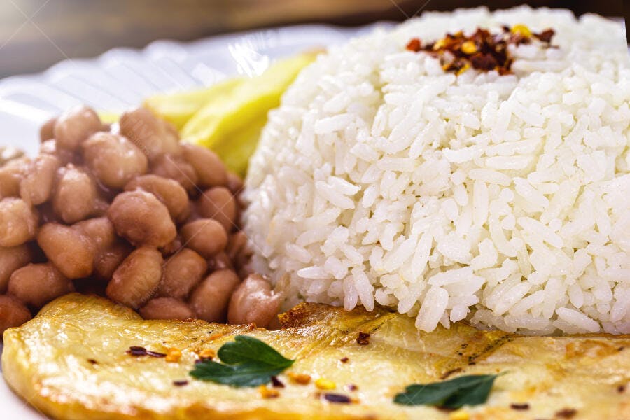 Prato de peixe frito com arroz e feijão almoço tradicional brasileiro