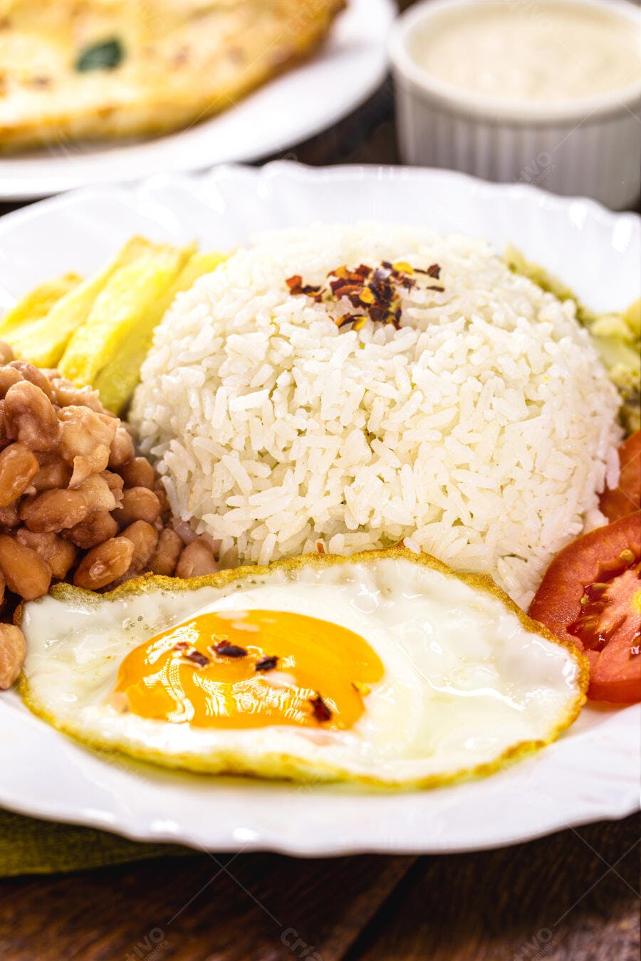 Prato de comida brasileira com arroz feijão ovo frito e mandioca frita