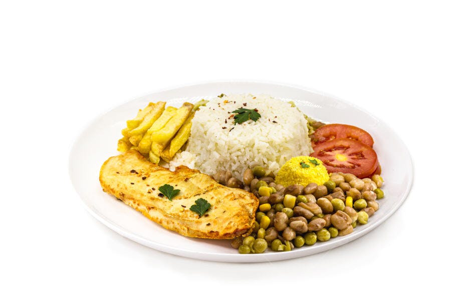 Prato de comida brasileira com frango grelhado arroz feijão batata frita e tomate