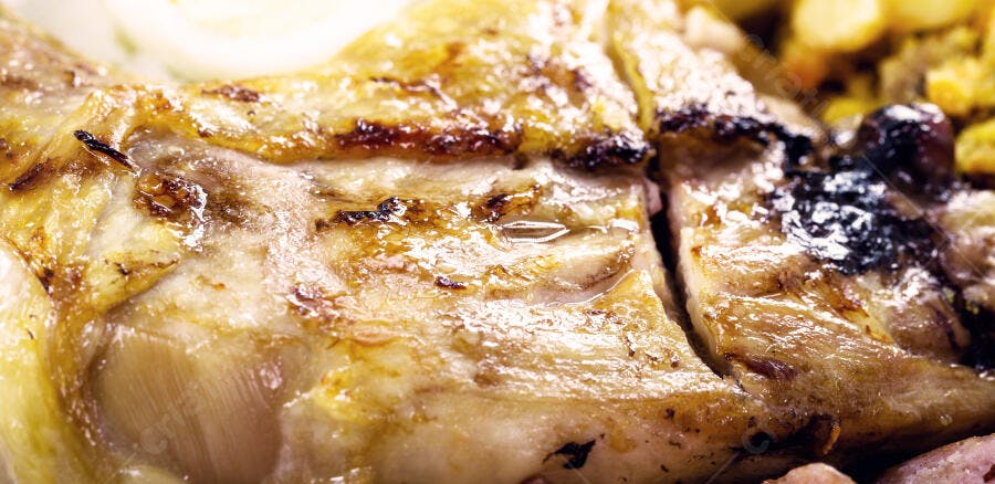 Filé de frango grelhado dourado suculento com marcas de churrasco