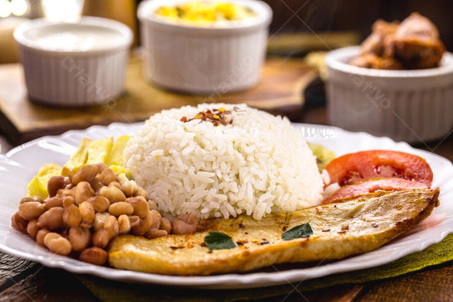 Prato de almoço brasileiro arroz feijão peixe ovos e tomate