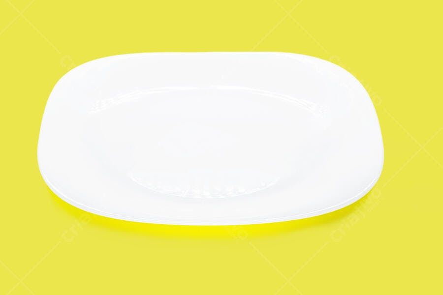 Prato branco retangular liso com cantos arredondados em fundo amarelo vibrante