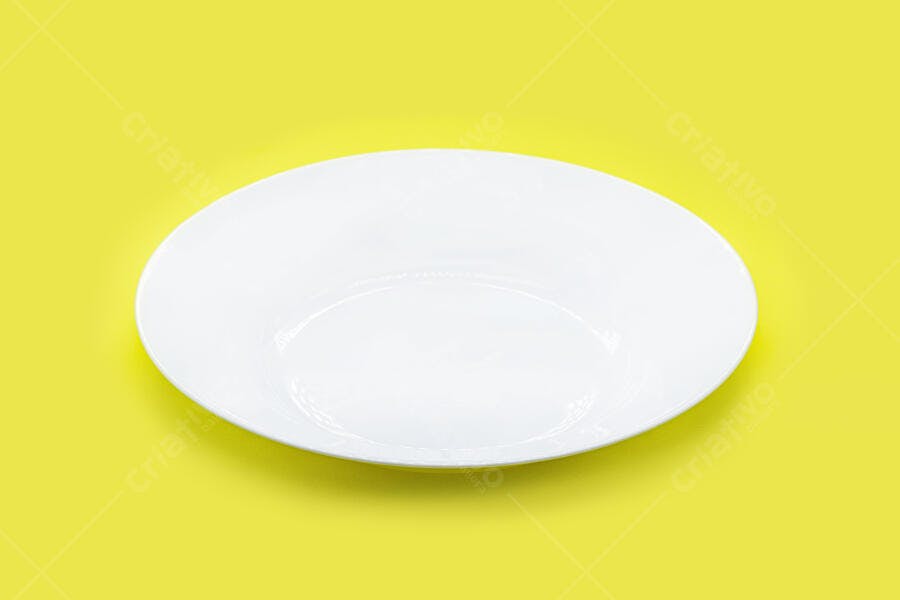 Prato fundo branco vazio em fundo amarelo vibrante para cozinha