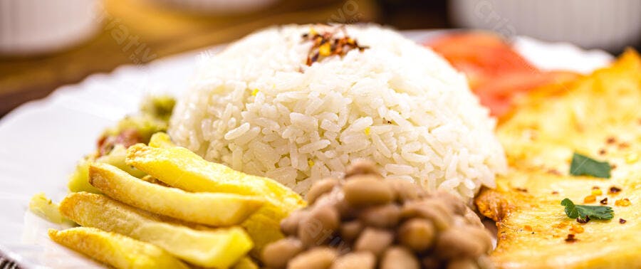 Refeição brasileira completa com arroz feijão batata frita e filé de peixe ou frango