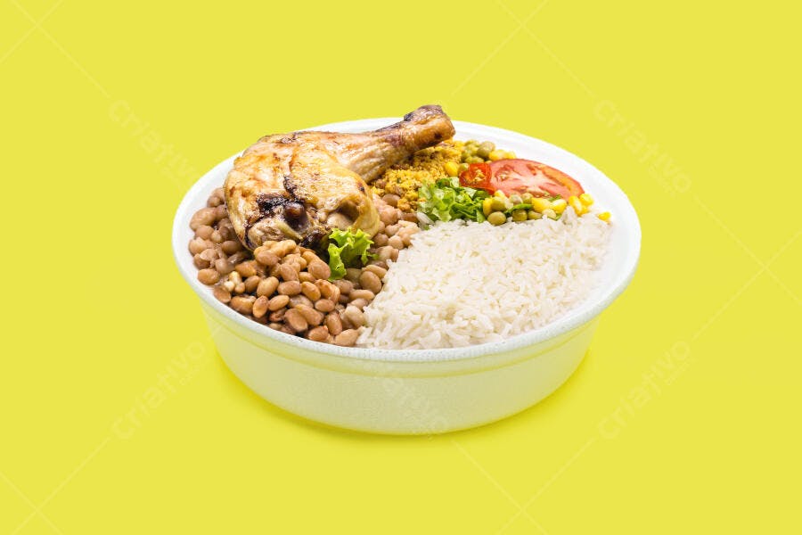 Coxa de frango grelhada com arroz feijão e salada em um prato vibrante