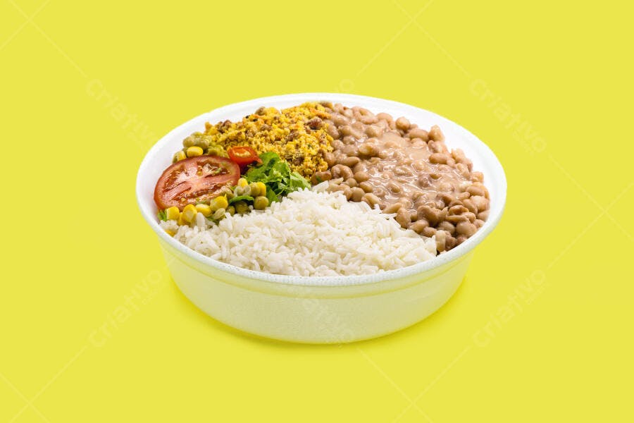 Prato de comida brasileira arroz feijão farofa salada colorida em tigela amarela