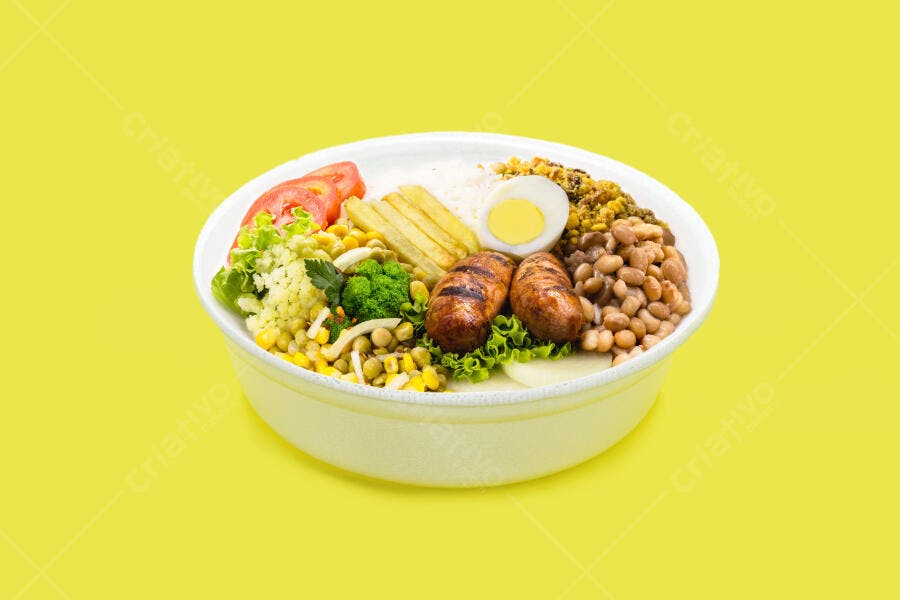 Prato de comida colorido com linguiça grelhada arroz feijão e vegetais frescos