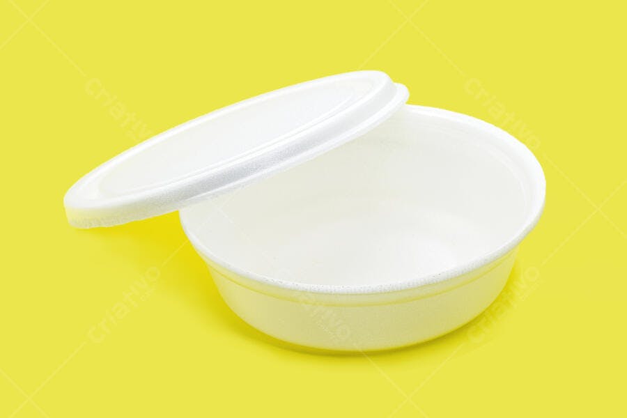 Embalagem de isopor branca para alimentos com tampa em fundo amarelo