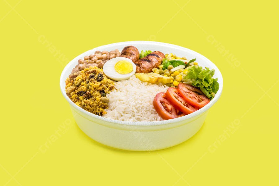 Prato de comida brasileira com arroz feijão farofa linguiça e salada