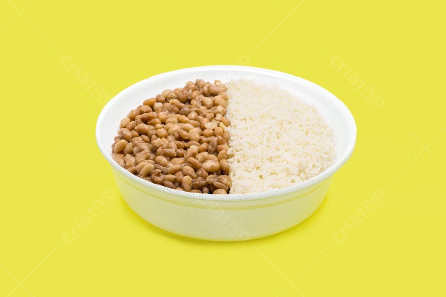 Arroz branco e feijão carioca em tigela sobre fundo amarelo vibrante