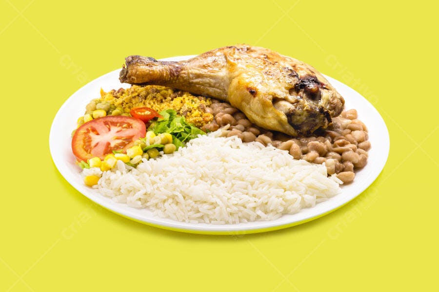 Prato de comida brasileira com coxa de frango assada arroz feijão farofa e salada em fundo amarelo