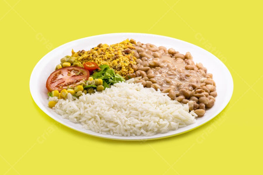 Refeição brasileira típica com arroz feijão farofa tomate e milho