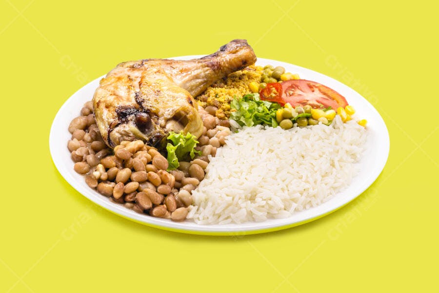 Frango assado com arroz feijão farofa e salada em prato tradicional brasileiro