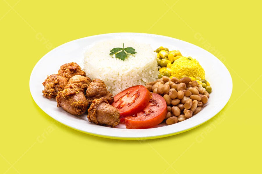 Prato de comida brasileira com arroz feijão frango frito e legumes vibrantes