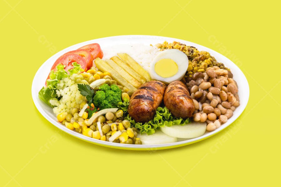 Refeição brasileira completa com linguiça grelhada e salada colorida fundo amarelo