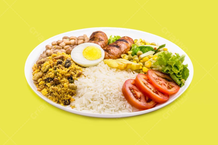 Prato de almoço brasileiro completo com arroz, feijão, farofa, linguiça, ovo e salada colorida