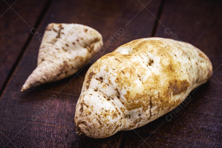 Batatas doces brancas e marrons em mesa de madeira rústica