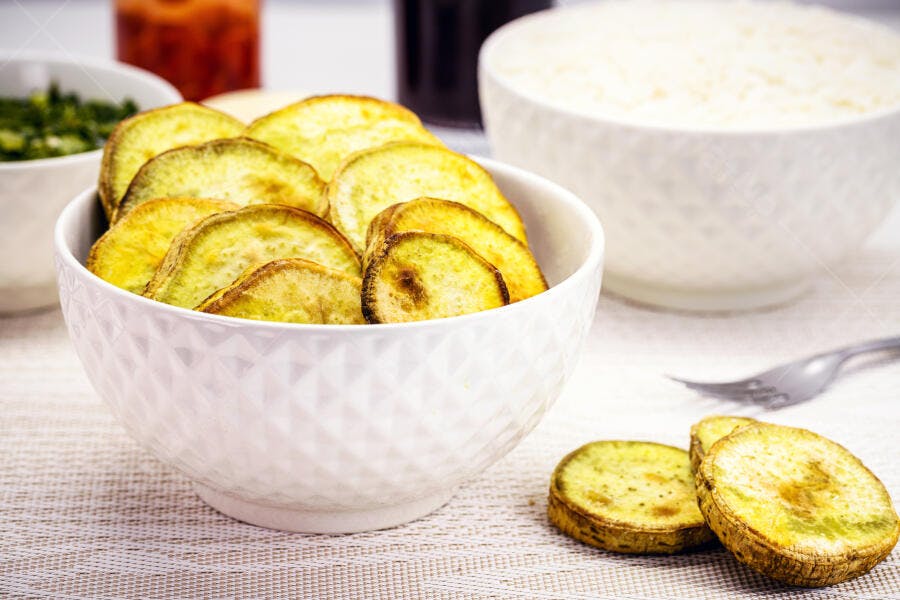 Batata doce assada em rodelas douradas na tigela branca refeicao