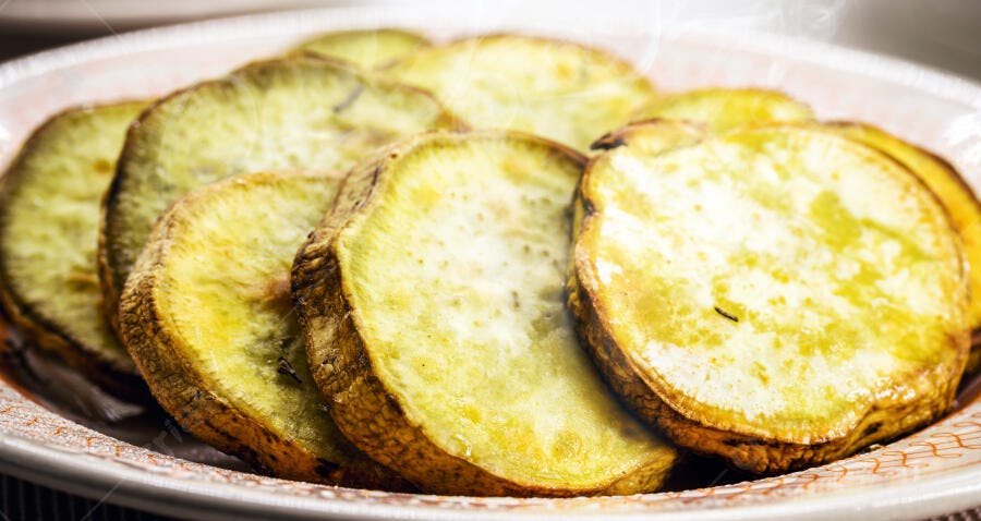 Batata doce fatiada assada quente em prato branco