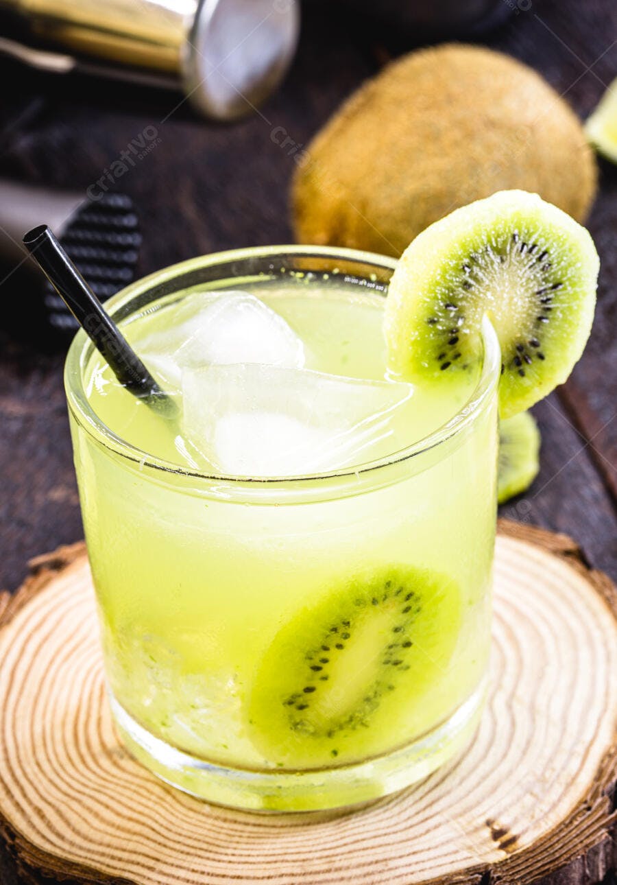 Coquetel verde de kiwi com gelo e fatia fresca em base de madeira rústica