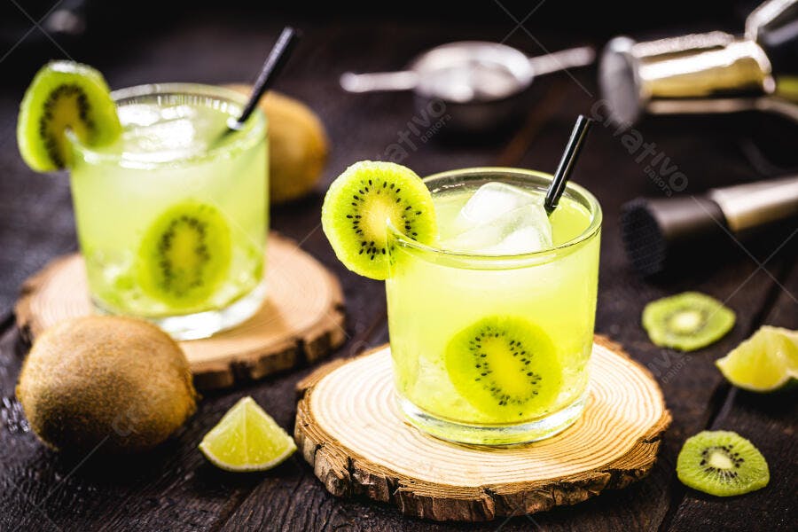 Coquetel verde vibrante de kiwi com gelo e limão em mesa de bar