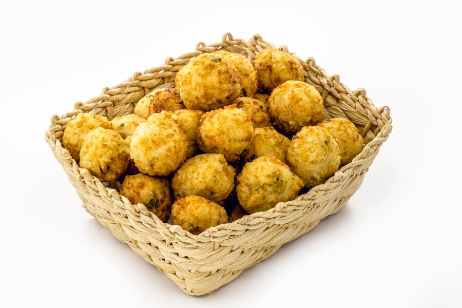 Bolinhos de arroz fritos crocantes em cesta de vime claro