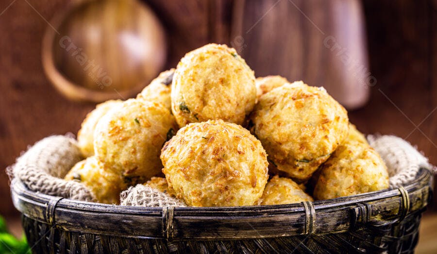 Bolinhos fritos crocantes em cesta rústica com forro de tecido