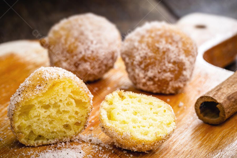 Donuts açucarados com canela cortados na tábua de madeira