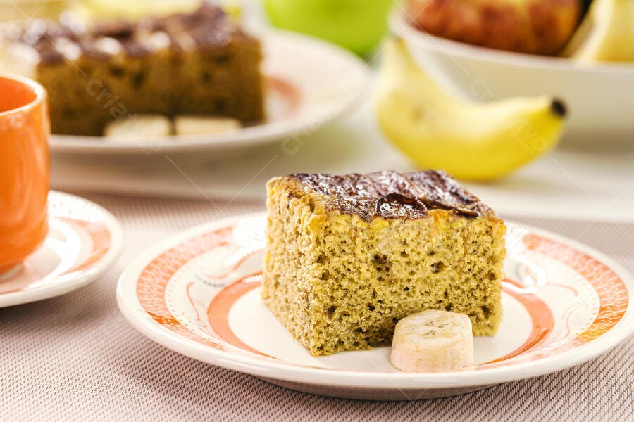 Fatia de bolo de banana com cobertura de caramelo em prato para café da manhã