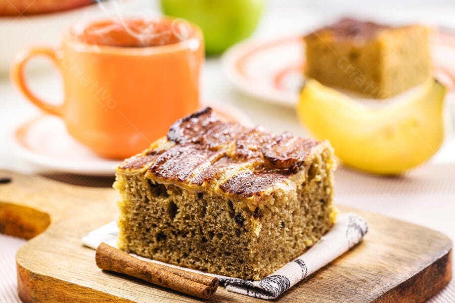 Bolo de banana com canela e café fumegante na mesa de madeira