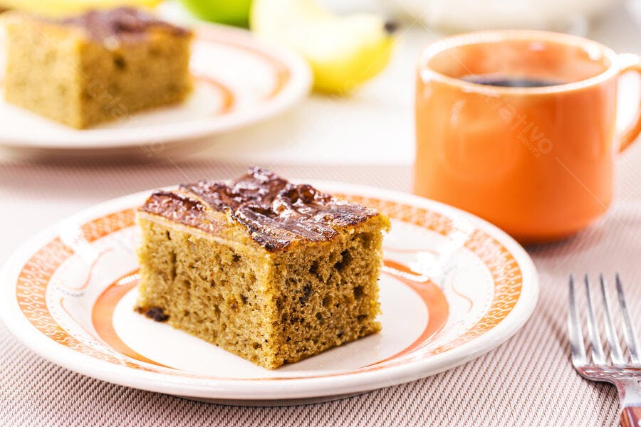 Bolo de banana fatia com café e frutas no café da manhã caseiro