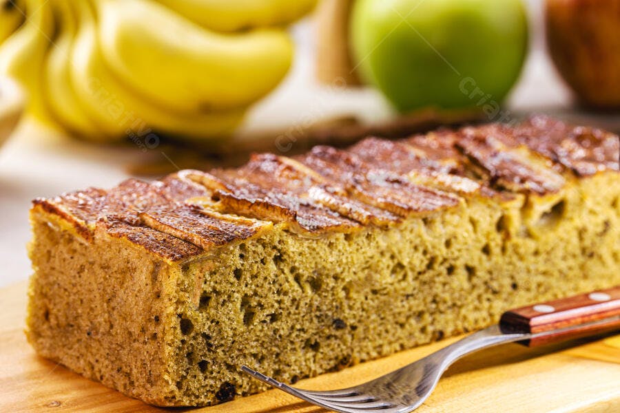 Bolo de banana caseiro fatiado com frutas frescas