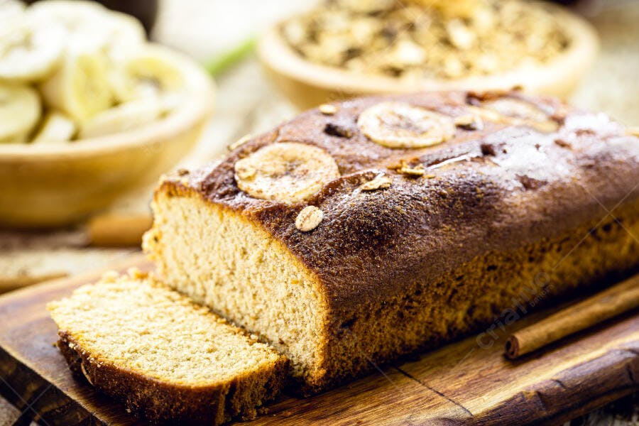 Bolo de banana caseiro fatiado com aveia e canela
