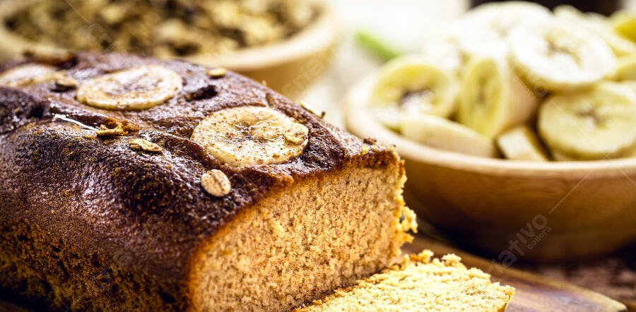 Bolo de banana caseiro com aveia e fatias de banana fresca