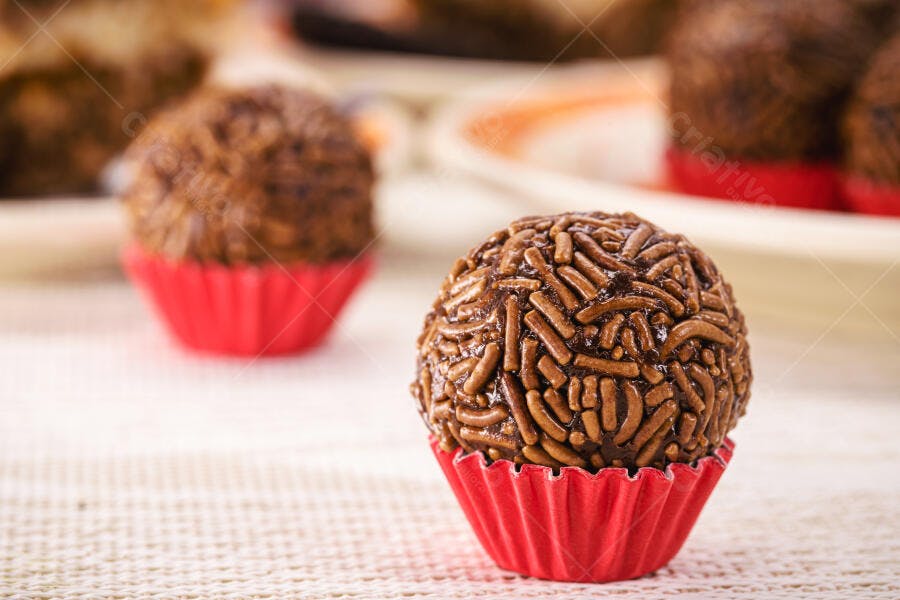 Brigadeiro brasileiro com granulado de chocolate em festa de aniversário