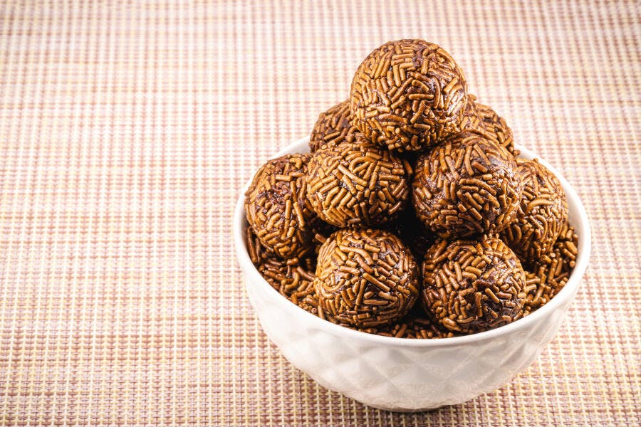 Deliciosos brigadeiros com granulado de chocolate em tigela branca doce brasileiro