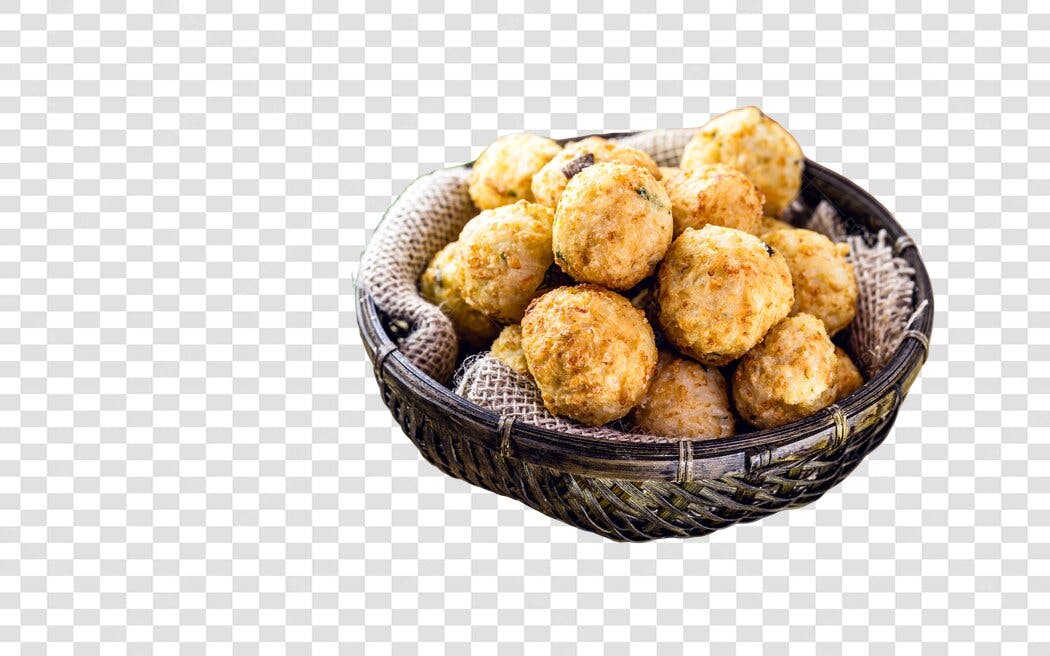 Cesta de salgadinhos fritos dourados para festa PNG com fundo transparente