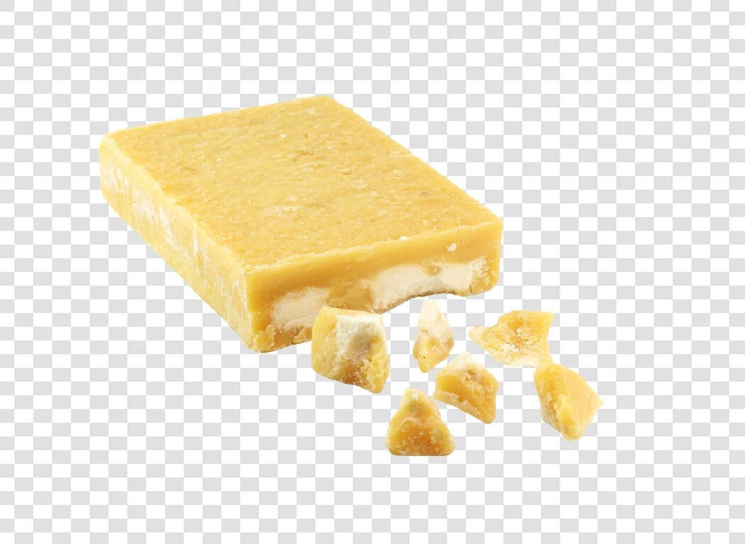 Objeto Queijo Parmesão com pedaços esfarelados PNG com fundo transparente