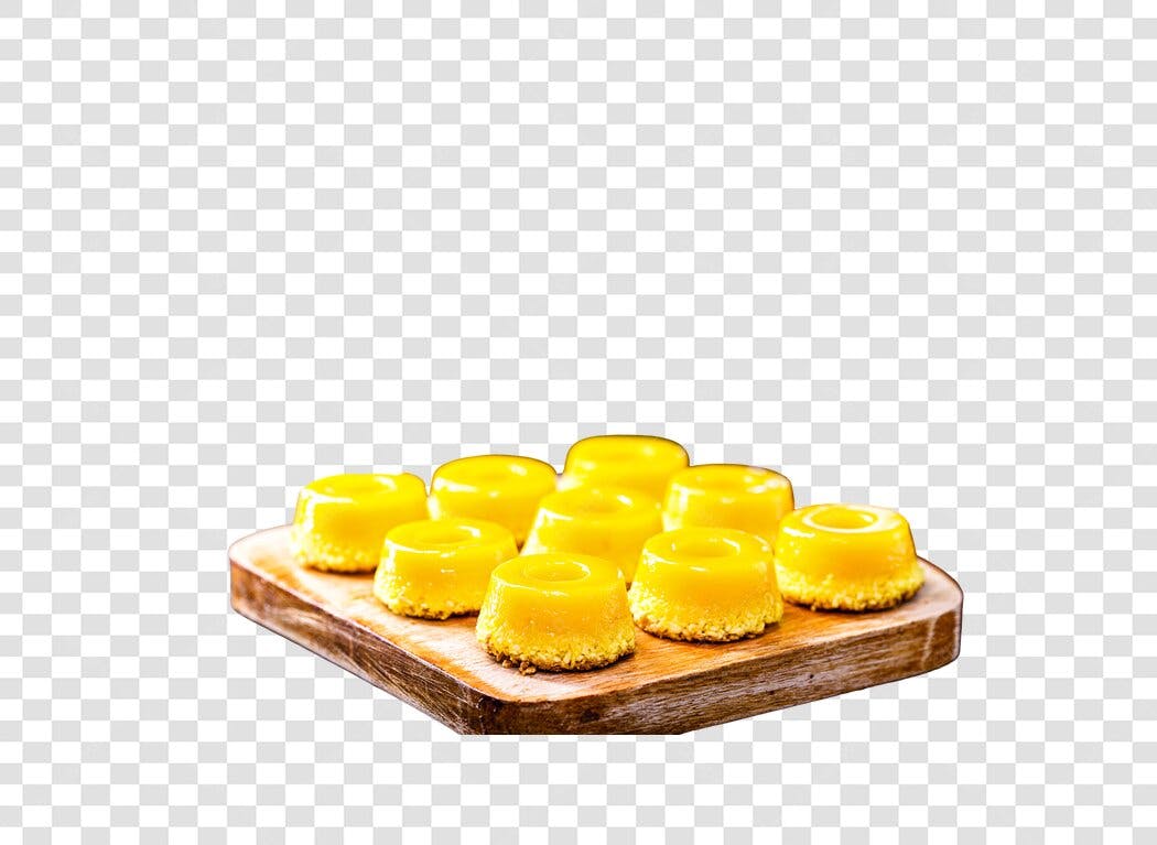 Doce Quindim Brasileiro Amarelo em Bandeja de Madeira PNG com fundo transparente