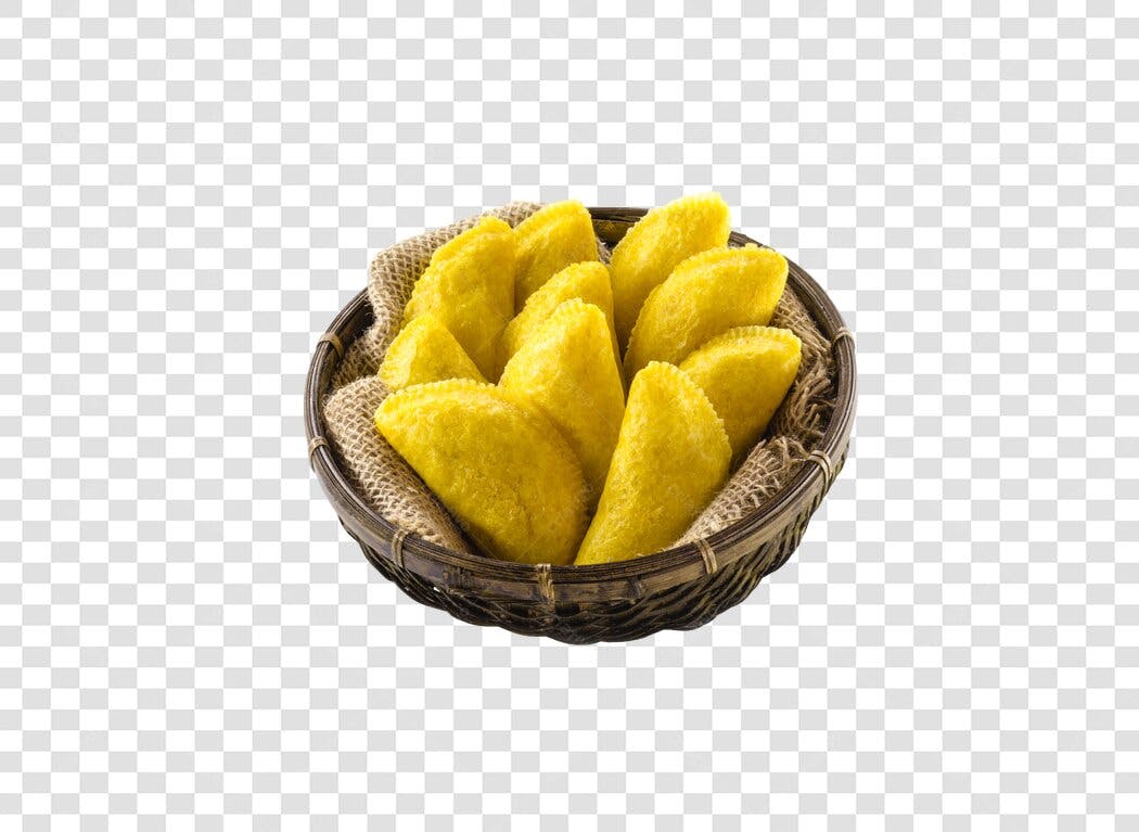 Salgado Empanadas Douradas em Cesta Rústica PNG com fundo transparente
