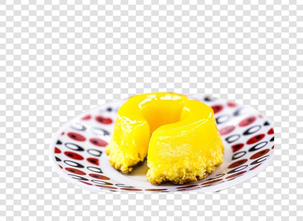 Foto de Quindim doce tradicional amarelo em prato PNG com fundo transparente