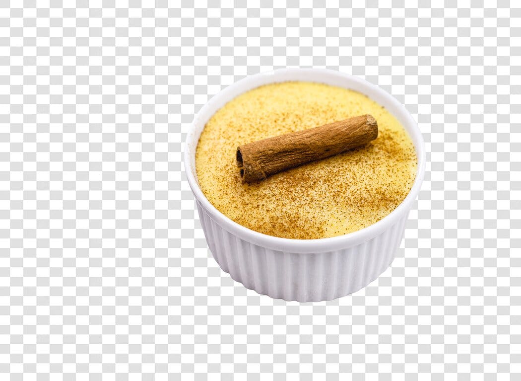 Sobremesa cremosa amarela com canela em pau ramekin branco PNG com fundo transparente