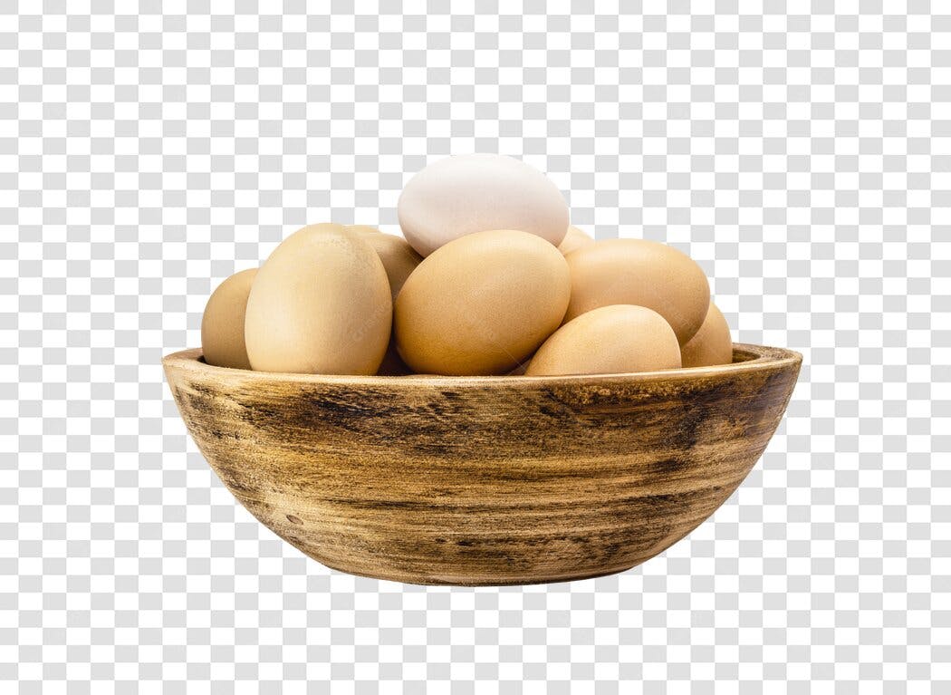 Alimento Ovos frescos em tigela de madeira com um ovo branco PNG com fundo transparente