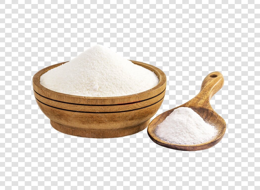Ingrediente culinário pó branco em tigela e colher de madeira PNG com fundo transparente