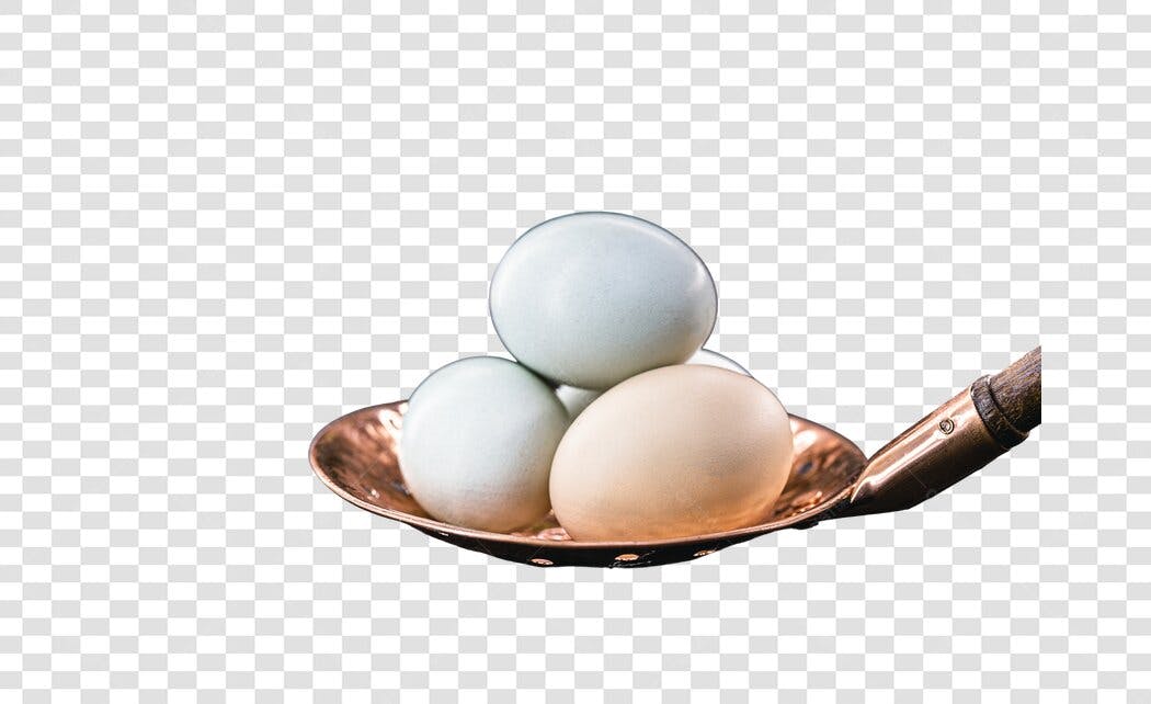 Ovos de Páscoa coloridos em colher de cobre PNG com fundo transparente