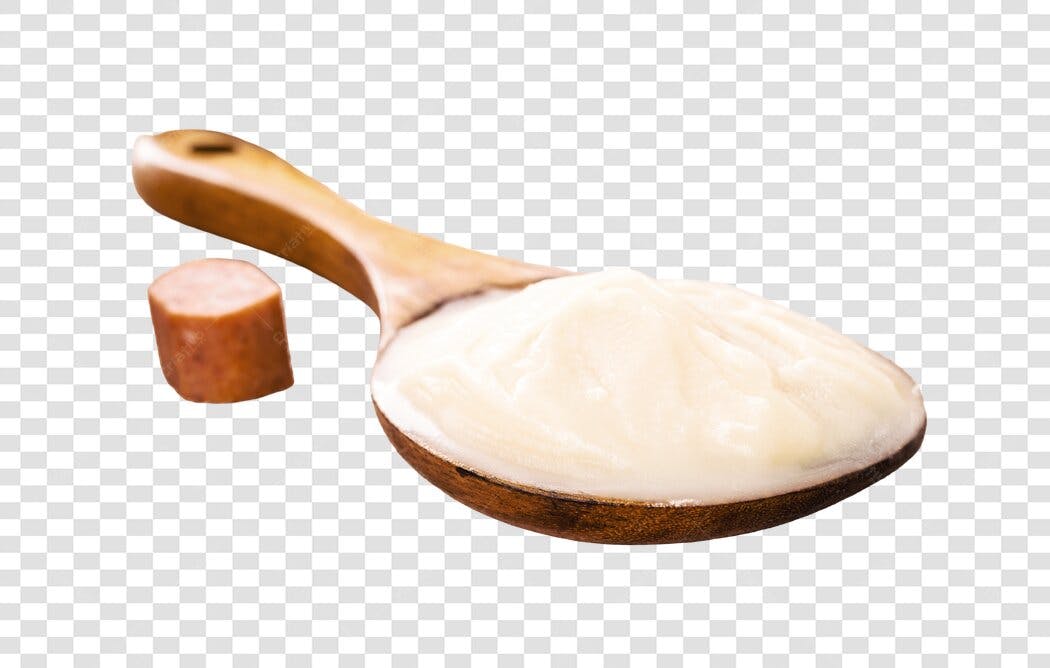 Colher de pau com banha e pedaço de linguiça PNG com fundo transparente