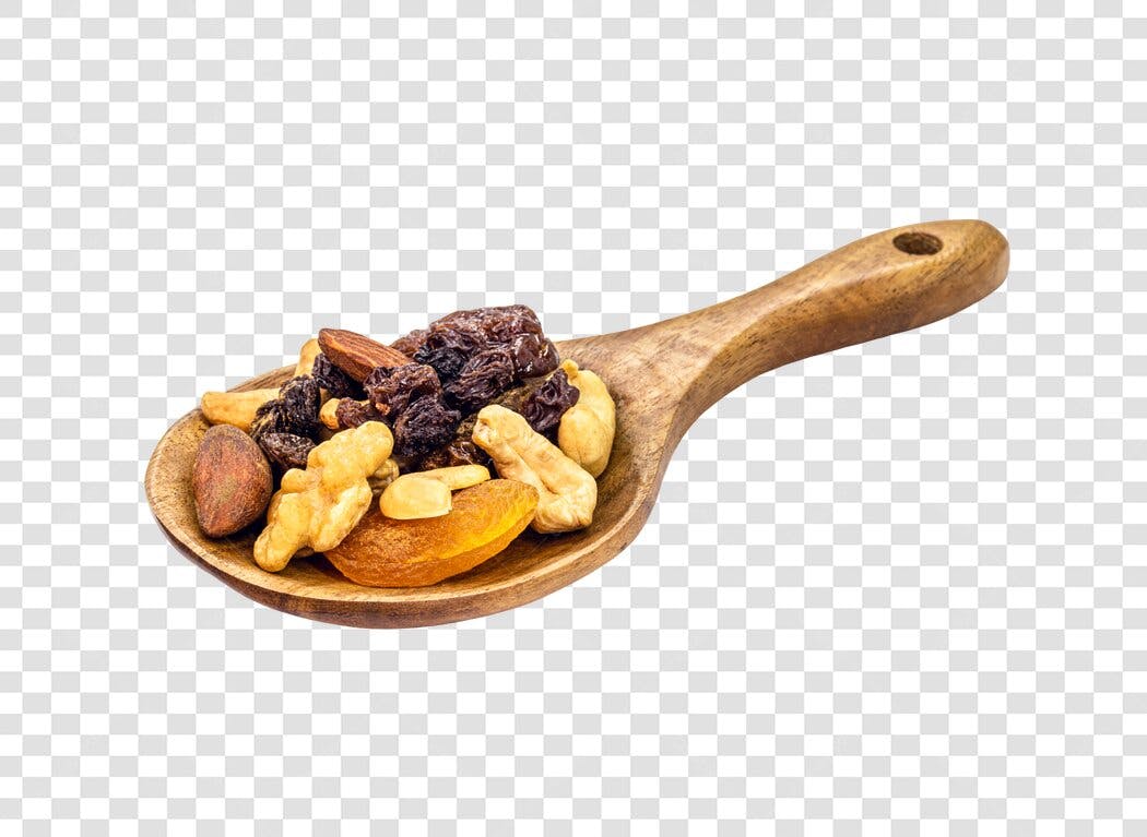 Foto de Colher de Madeira com Mix de Castanhas e Frutas Secas Saudáveis PNG com Fundo Transparente