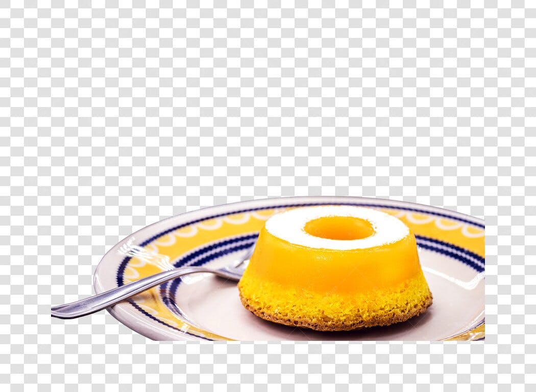 Sobremesa bolo pudim amarelo com garfo em prato decorado PNG com fundo transparente